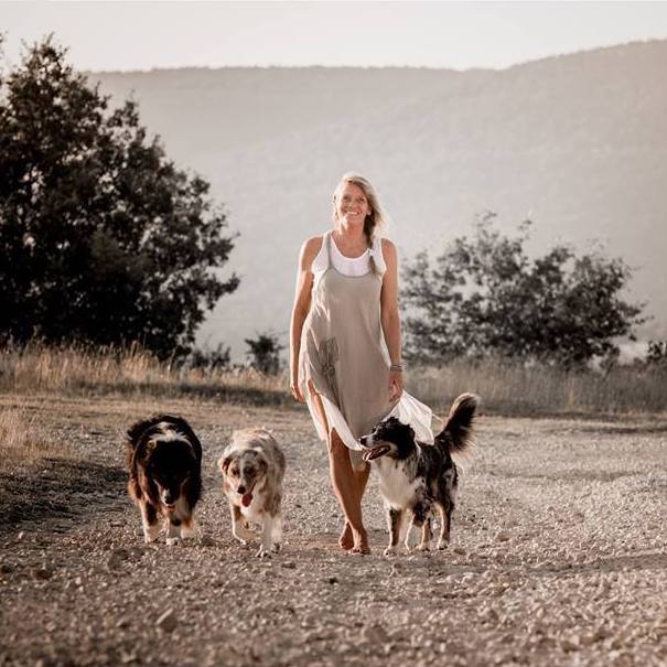 Simona Wilske insieme al suo cane